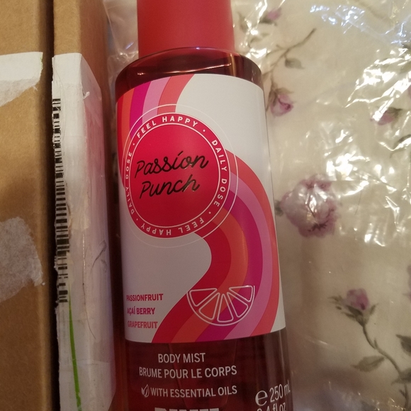 PinkVictoria Secret Passion Punch 8.4 fl.oz.Vic - Picture 5 of 7